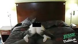 Wanita dengan dada c ...
