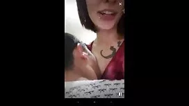 Wanita dengan mata d ...