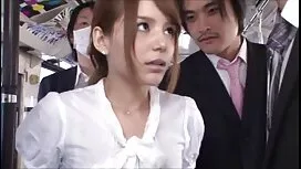 Seorang perempuan ce ...