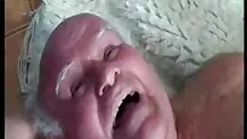 Anak laki-laki mengi ...