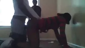 Dia memiliki hubunga ...